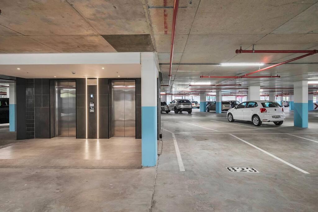 Apartment Rooftop With Breathtaking Views Of Table Mountain. *