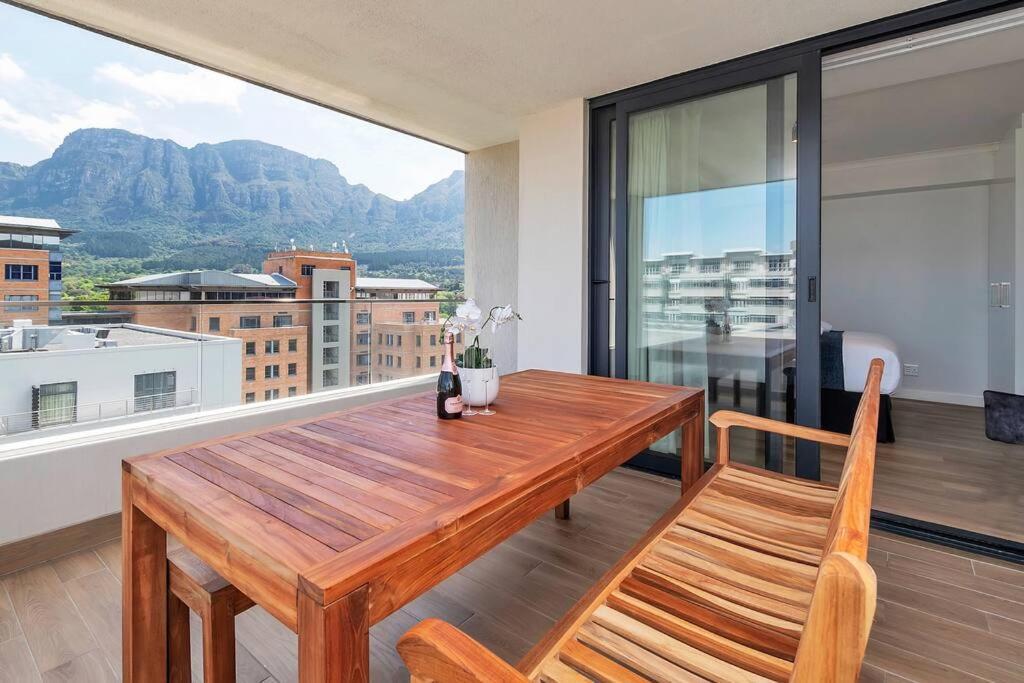 Rooftop With Breathtaking Views Of Table Mountain. Apartment