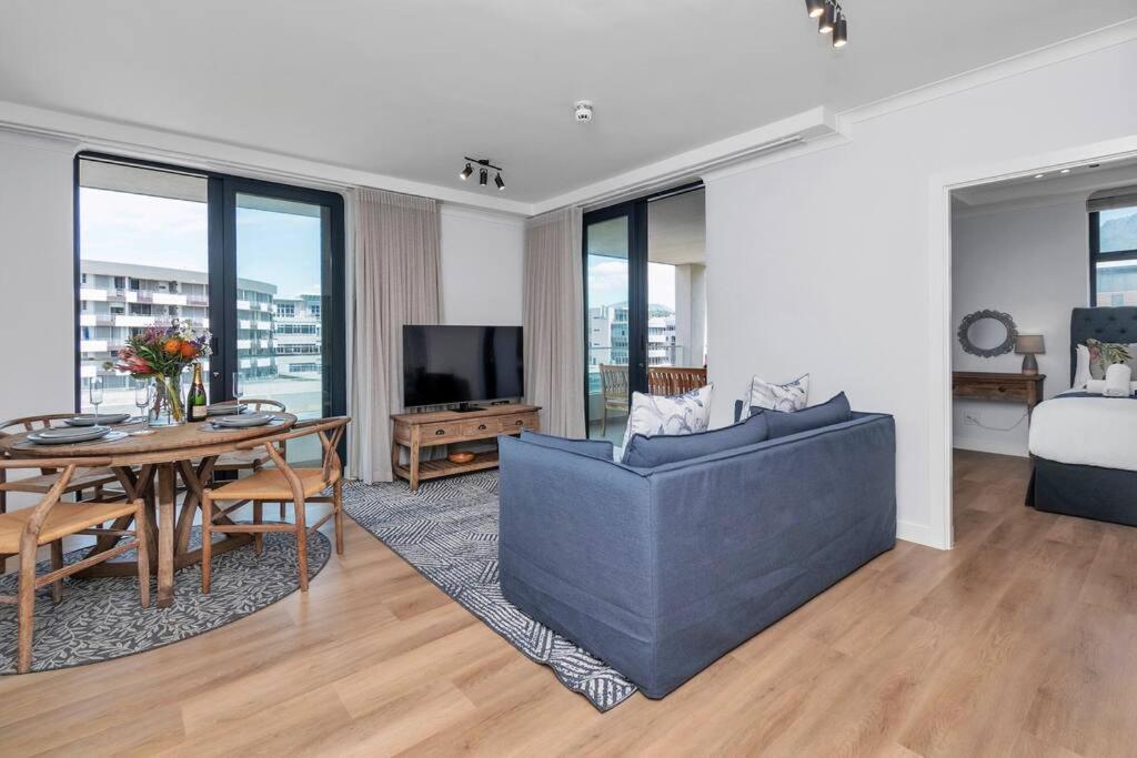Rooftop With Breathtaking Views Of Table Mountain. Apartment