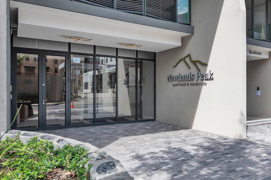 Apartment Rooftop With Breathtaking Views Of Table Mountain. *