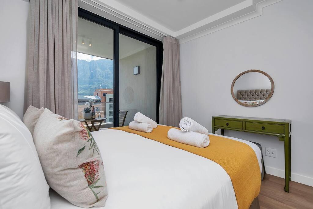 Apartment Rooftop With Breathtaking Views Of Table Mountain.
