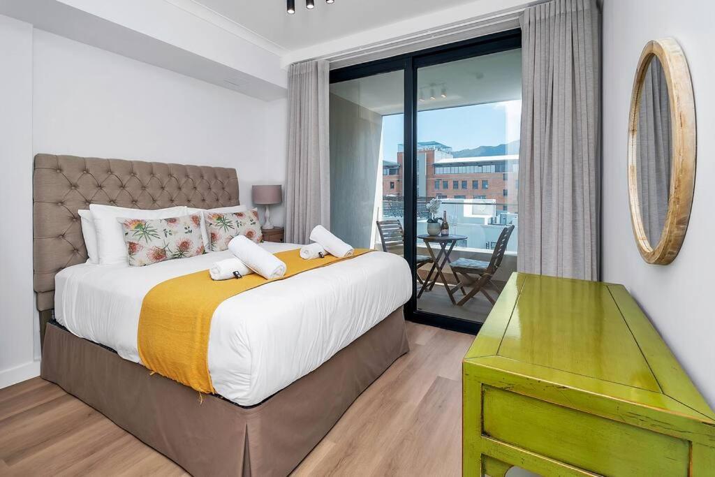 Apartment Rooftop With Breathtaking Views Of Table Mountain. *