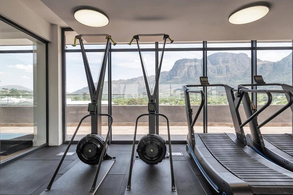 Apartment Rooftop With Breathtaking Views Of Table Mountain. *